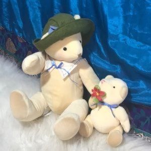 📌Hallmark Momma Bear with Baby Bear with green Hat